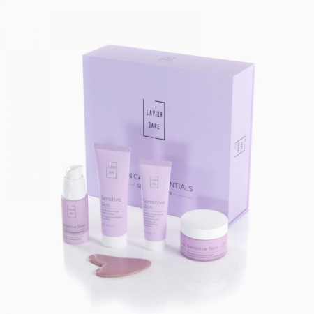 Lavish Care Sensitive Skin Κουτί με Μάσκα 75ml, Απολεπιστικό 50ml, Κρέμα ημέρας 50ml, Ορό προσώπου 30ml & πέτρα μασάζ Gua Sha